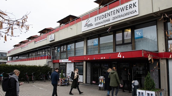 Studierende vor dem Eingang des Studentenwerks in Göttingen. © dpa Bildfunk Foto: Swen Pförtner