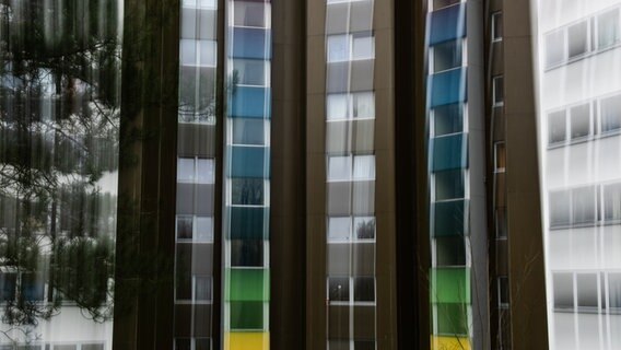 Fenster sind an einem Studentenwohnheim in der Robert-Koch-Straße zu sehen. © dpa Bildfunk Foto: Swen Pförtner/dpa
