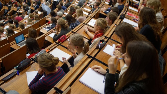 Studierende sitzen in einem Hörsaal. © dpa-Bildfunk Foto: Swen Pförtner