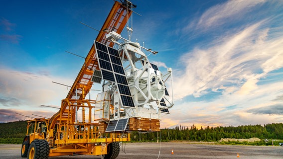 Das Sonnenteleskop "Sunrise III" hängt an dem Startfahrzeug (Archivbild) © MPS 