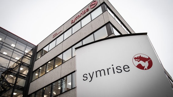 Schild mit der Aufschrift "Symrise" vor dem Verwaltungsgebäude. © dpa-Bildfunk Foto: Swen Pförtner