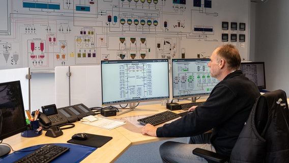 Marc De Haar, Talsperrenmeister der Harzwasserwerke, sitzt in der Leitwarte der Sösetalsperre vor Kontrollbildschirmen. © Swen Pförtner/dpa +++ dpa-Bildfunk +++ Foto: Swen Pförtner