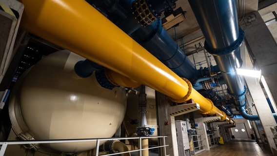 Im Wasserwerk der Sösetalsperre im Harz sind dicke Rohre und ein runder Tank zu sehen. © Swen Pförtner/dpa +++ dpa-Bildfunk +++ Foto: Swen Pförtner