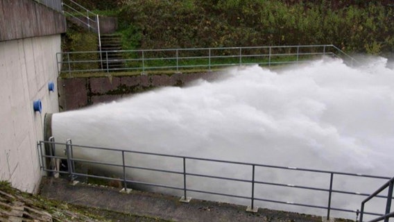 Aus dem Grundauslass der Sösetalsperre schießt Wasser. Aus dem Grundauslass der Sösetalsperre schießt Wasser. © NDR Foto: Doretta Farnbacher