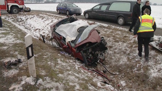 Ein völlig zerstörtes Auto liegt nach einem Unfall in einem Straßengraben. © NonStop News 