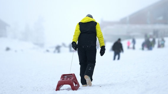Torfhaus: Wintersportler sind am Rodellift "Brockenblick" auf einer Schlittenpiste unterwegs. © dpa-Bildfunk Foto: Swen Pförtner