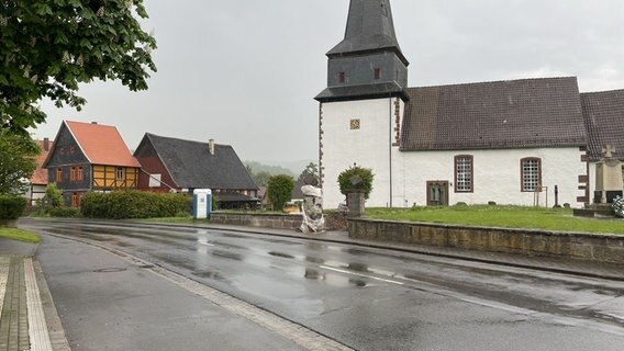 Blick auf eine Kirche in Mackensen. © NDR Foto: Michael Brandt