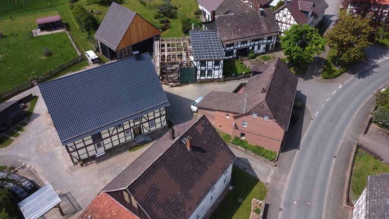 Blick auf ein bei einem Tornado stark beschädigtes Fachwerkhaus in Merxhausen. © NDR Foto: Alexander Geyer