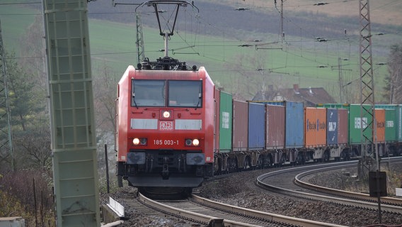 Ein Güterzug mit Waggons fährt vorbei. © NDR Foto: Irene zu Dohna