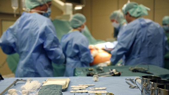 Ärzte führen eine Operation durch. © dpa-Bildfunk Foto: Jens Ressing