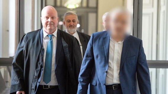 Ein Arzt und sein Anwalt gehen durch einen Flur im Landgericht Braunschweig. © picture alliance/dpa/Christophe Gateau Foto:  Christophe Gateau