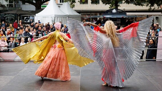 Tänzerinnen vom "Braunschweiger Tanz Sport Club" führen einen Tanz auf der Bühne am Kohlmarkt auf. © dpa-Bildfunk Foto: Michael Matthey