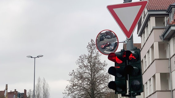 Ein Trixispiegel ist an einer Verkehrsampel in Göttingen montiert. © NDR Foto: Max von Schwartz