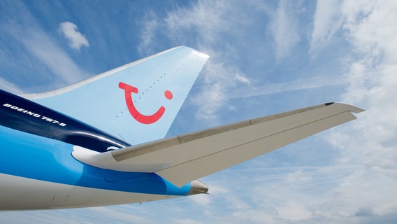 Eine Boeing 787 "Dreamliner" mit dem TUI-Logo auf dem Seitenleitwerk. © picture alliance/dpa 