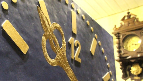 Das blau-goldene Ziffernblatt einer Kirchturm-Uhr.  Foto: Tino Nowitzki