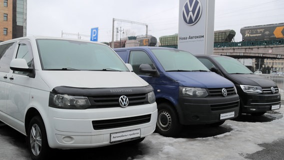 Volkswagen-Kleinbusse stehen bei einem russischen Autohändler. © dpa-Bildfunk Foto: Igor Russak