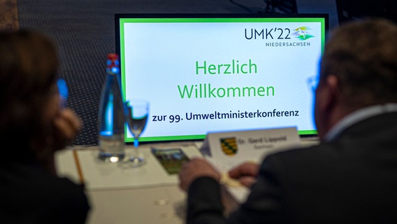 Ein Bildschirm zeigt das Logo des Umweltministerkonferenz in Goslar. © dpa Bildfunk Foto: Moritz Frankenberg