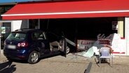 Ein Auto steht nach einem Unfall in einer Bäckerei. © Nonstopnews 