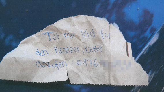 Auf einem Zettel steht handschriftlich "Tut mir leid für den Kratzer, bitte anrufen: 0176 ..." © Polizei Hameln-Pyrmont/Holzminden 