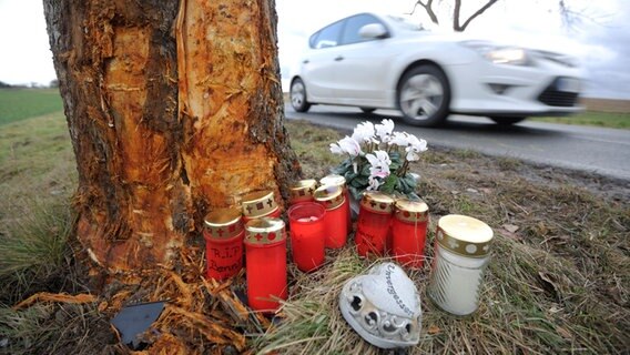 An der Unfallstelle, an der drei Jugendliche ums Leben gekommen sind, bekunden Kerzen und Blumen Anteilnahme. © dpa-Bildfunk 
