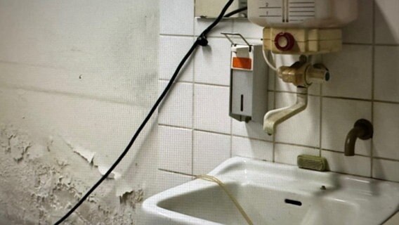 Eine Badezimmer der Technischen Universität Braunschweig. © NDR 