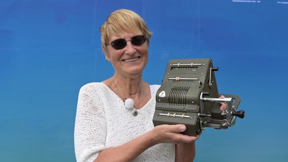 Hanelore Faulstich-Wieland hält eine alte "Brunswieker"-Rechenmaschine. © NDR 
