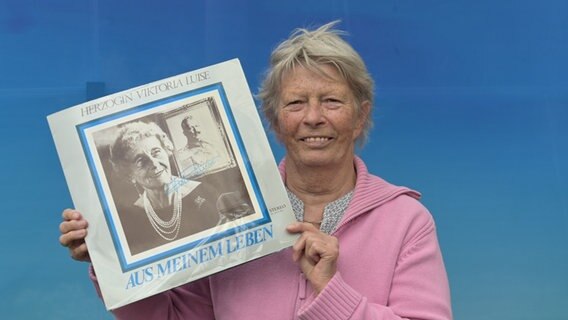 Wilma Haufschildt hält eine Schallplatte mit Erzählungen der Herzogin Victoria Luise in den Händen. © NDR 
