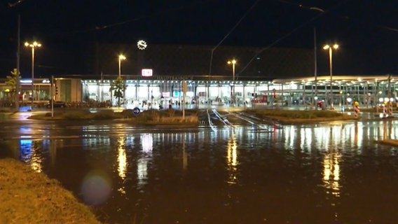 Vor dem Bahnhof in Braunschweig hat sich ein riesiger See aus Regenwasser gebildet. © NDR 