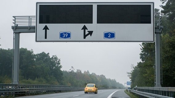 Autobahnen, unter denen noch Blindgänger liegen, gebe es in ganz Deutschland, sagt die Autobahn GmbH. © dpa - Bildfunk Foto: Peter Steffen