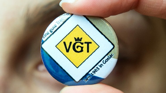 Eine Frau hält vor der Eröffnung des 56. Deutschen Verkehrsgerichtstages (VGT) in Goslar (Niedersachsen) ein Pin mit der Aufschrift "VGT. © dpa-Bildfunk Foto: Swen Pförtner
