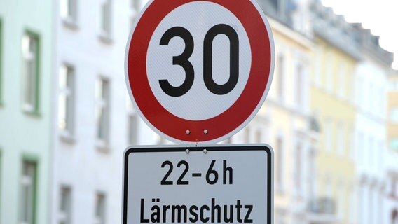 Ein Straßenschild zeigt "30" als Tempolimit an. Darunter hängt ein Lärmschutz-Schild. © dpa Foto: Arne Dedert