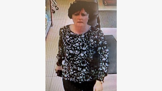 Eine Fotografie zeigt eine vermisste 57-Jährige. © Polizei Wolfsburg 