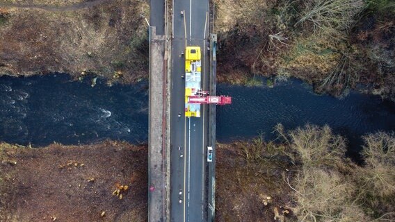 Die Okerbrücke in Vienenburg (Landkreis Goslar) wird zur Vorbereitung ihres Neubaus von Monteuren einer Spezialfirma mit Netzen unterspannt. Damit soll verhindert werden, dass Vögel und Fledermäuse das Bauwerk als Brut- und Verweilplatz nutzen. Während der Anbringung des Netzes ist die Strecke für den Autoverkehr bis zum 21.01.2022 gesperrt. © dpa-Bildfunk Foto: Swen Pförtner