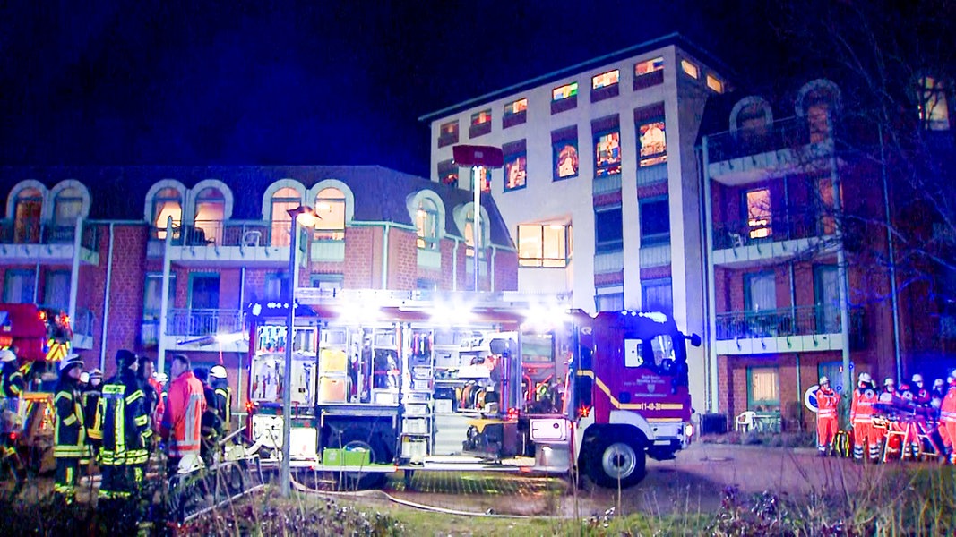 Ein Feuerwehrfahrzeug vor einem Pflegeheim in Vienenburg. Hier ist ein Bewohner bei einem Brand gestorben.