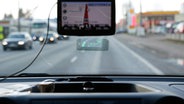 Ein Head-up-Display ist an der Frontscheibe eines VW Amarok unter einem Navigationssystem montiert. © NDR Foto: Björn Siebke