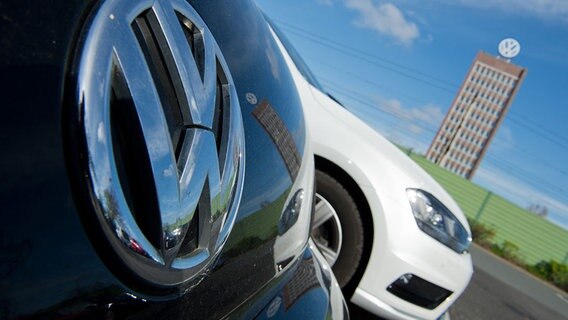 Zwei Pkw von Volkswagen parken auf dem Gelände des Volkswagen Werks in Wolfsburg. © dpa-Bildfunk Foto: Julian Stratenschulte