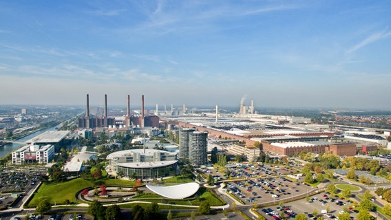 Das Volkswagen-Werk mit der Autostadt in Wolfsburg. © dpa Foto: Julian Stratenschulte