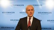 Volkswagen Vorstandsvorsitzender Matthias Müller gibt ein Pressestatement ab. © dpa-Bildfunk Foto: Swen Pförtner