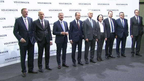 Mehrere VW-Vorstandsmitglieder posieren gemeinsam für ein Gruppenfoto. © NDR 
