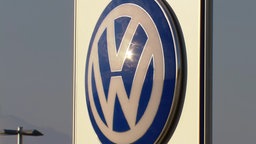 Das VW-Logo an eiunem Werk. © NDR 