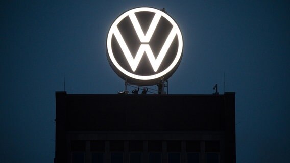 Auf dem Markenhochhaus der Volkswagen AG leuchtet das neue VW-Logo. © dpa - Bildfunk Foto: Julian Stratenschulte