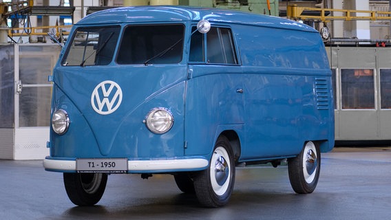 Ein VW-T1 steht in einer VW-Fertigungshalle. © Volkswagen Nutzfahrzeuge 