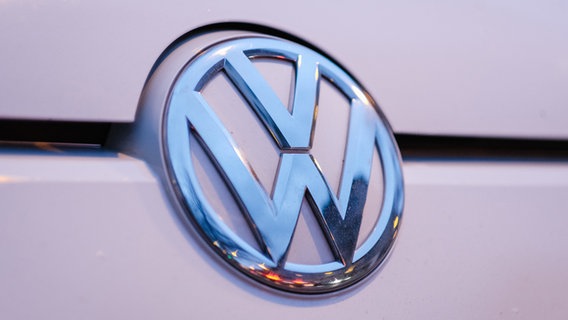 Eine Nahaufnahme des Volkswagen Emblems auf der Front eines Pkw. © picture alliance/dpa/Ole Spata Foto: Ole Spata