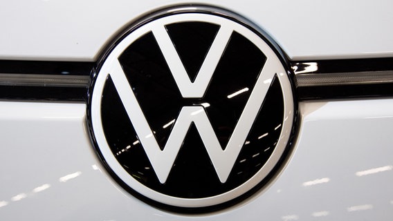 Ein VW-Logo prangt auf einem Elektroauto. © dpa/picture alliance/Julian Stratenschulte Foto: Julian Stratenschulte