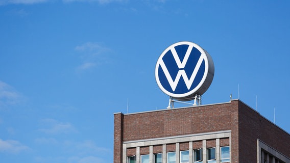 Blick auf das VW-Markenhochhaus in Wolfsburg. © picture alliance/Fotostand/Matthey Foto: Matthey