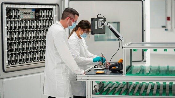 Mitarbeiter bei der Einweihung des neuen Batterie-Labors im Center of Excellence Salzgitter. © Kai-Uwe Knoth/Volkswagen AG Foto: Kai-Uwe Knoth