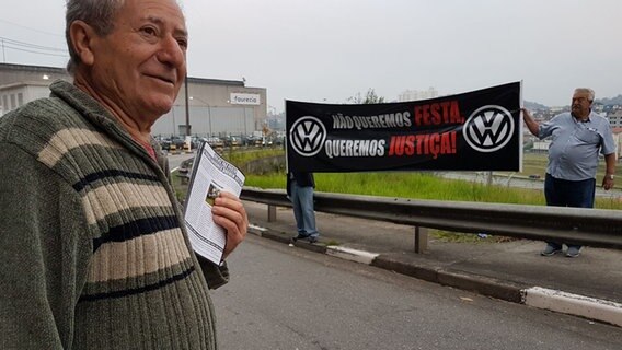Arbeiter demonstrieren vor einem VW-Werk in Brasilien. © NDR 