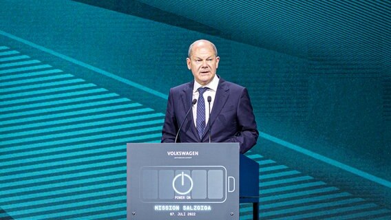 Bundeskanzler Olaf Scholz (SPD) spricht bei einer Veranstaltung zum Baustart der Volkswagen-Batteriezellfabrik für E-Fahrzeuge in Salzgitter. © Moritz Frankenberg/dpa Foto: Moritz Frankenberg