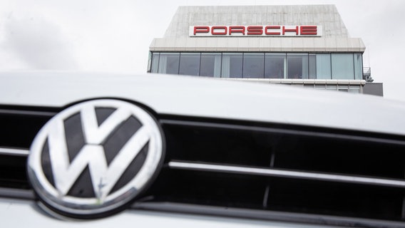 Das Volkswagen-Logo ist vor einem Firmengebäude von Porsche zu sehen. © picture alliance/dpa | Christoph Schmidt Foto: Christoph Schmidt