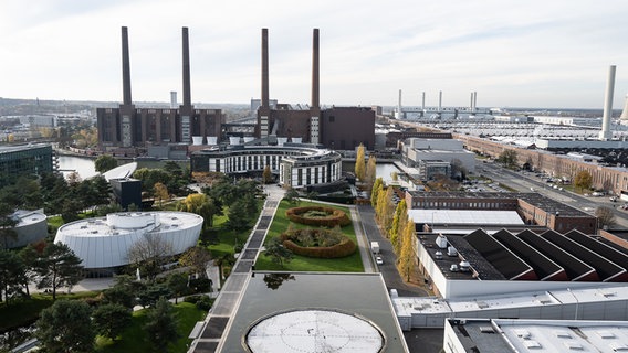 Wolfsburg: Blick auf das Werksgelände von Volkswagen © dpa-Bildfunk Foto: Swen Pförtner